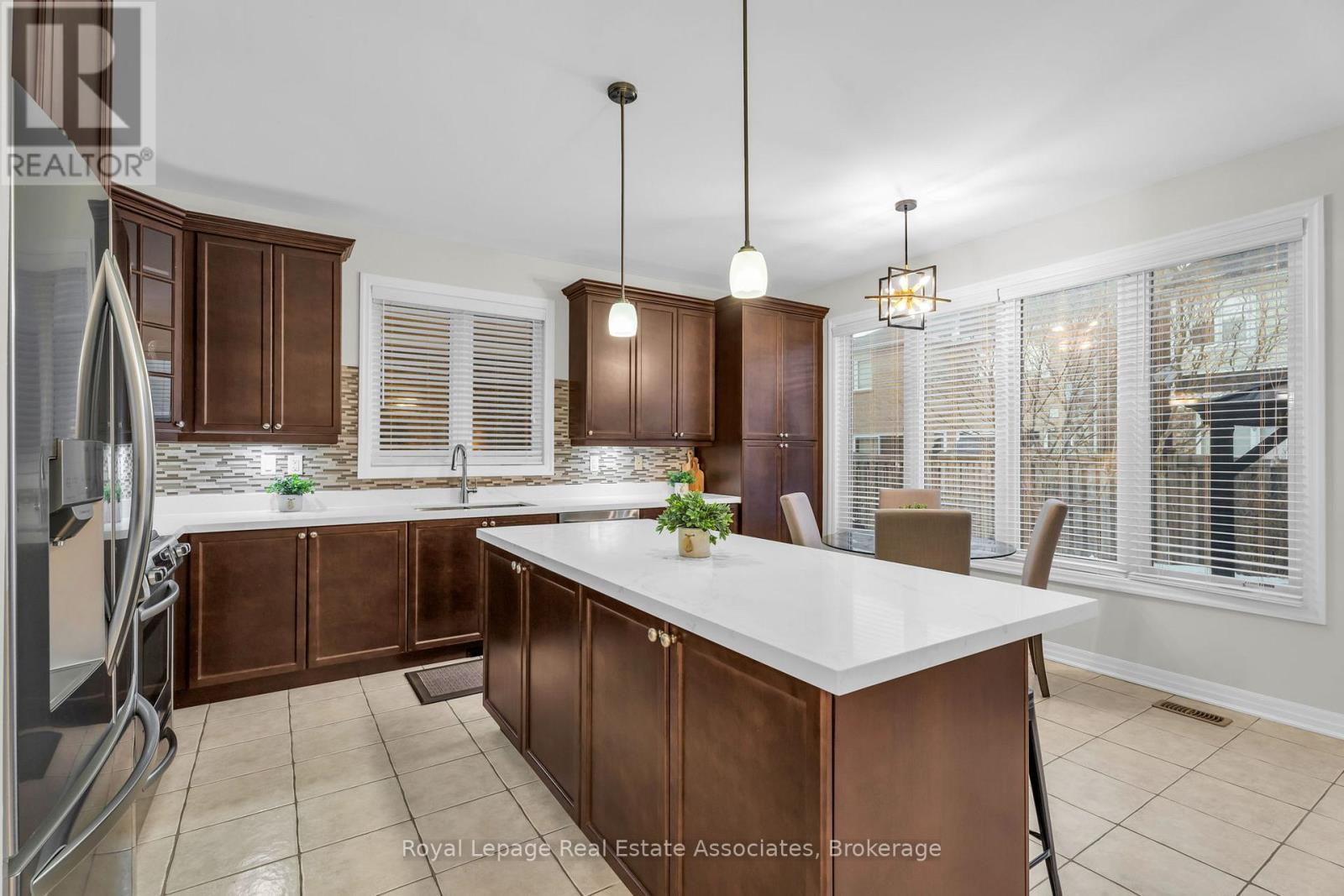 879 Etherington Way, Milton, ON - Indoor Photo Showing Kitchen With Upgraded Kitchen