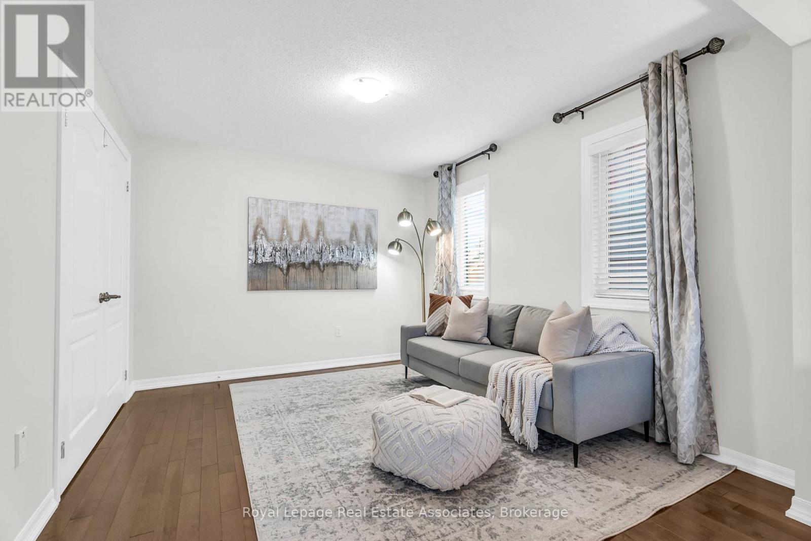 879 Etherington Way, Milton, ON - Indoor Photo Showing Living Room