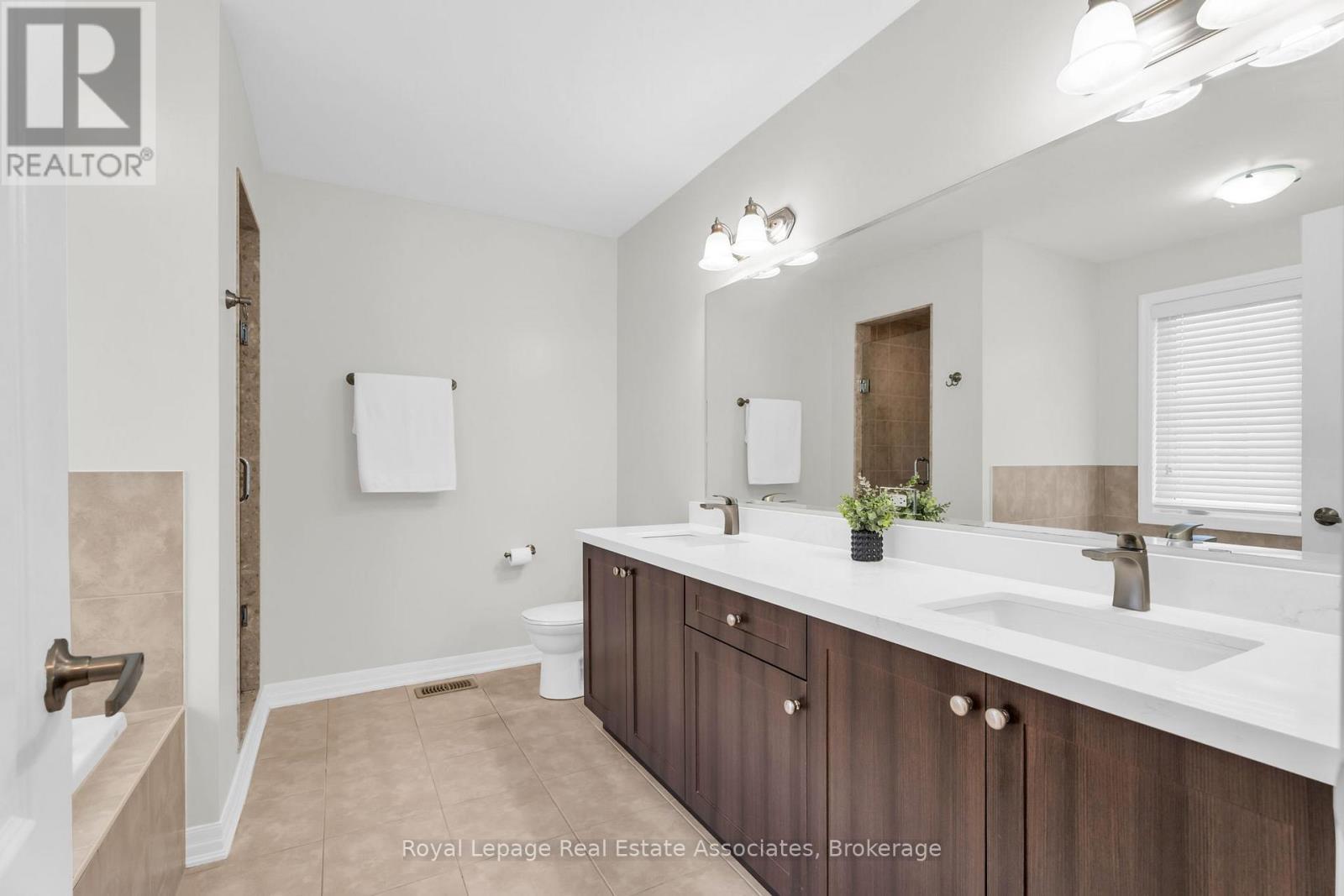 879 Etherington Way, Milton, ON - Indoor Photo Showing Bathroom