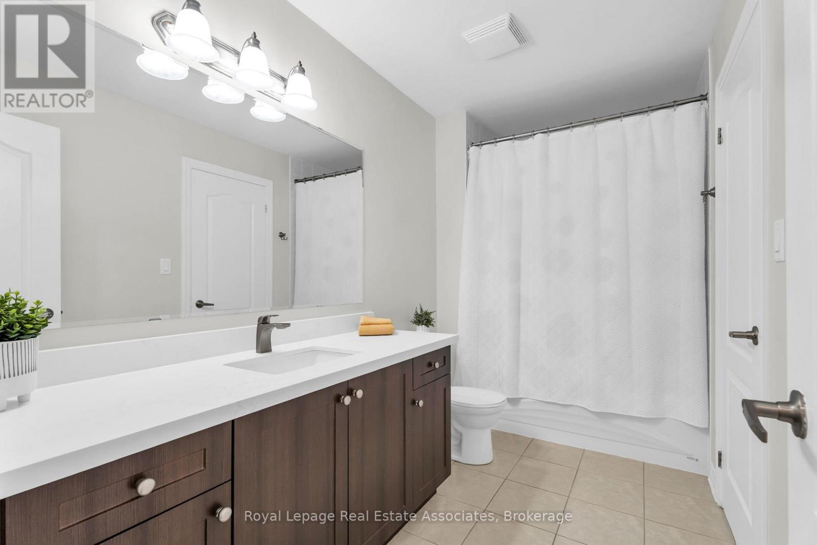 879 Etherington Way, Milton, ON - Indoor Photo Showing Bathroom