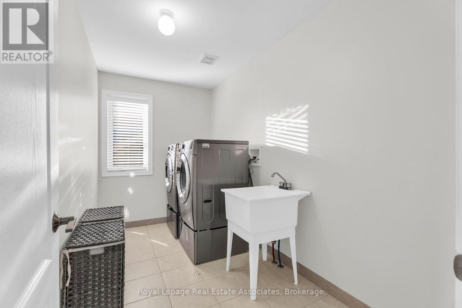 879 Etherington Way, Milton, ON - Indoor Photo Showing Laundry Room
