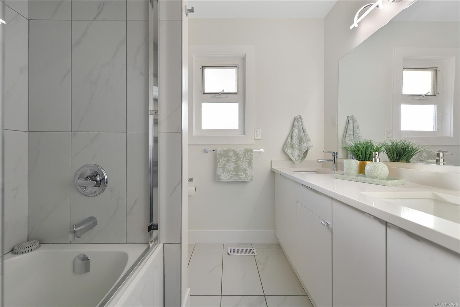 2048 Courser Dr, Sidney, BC