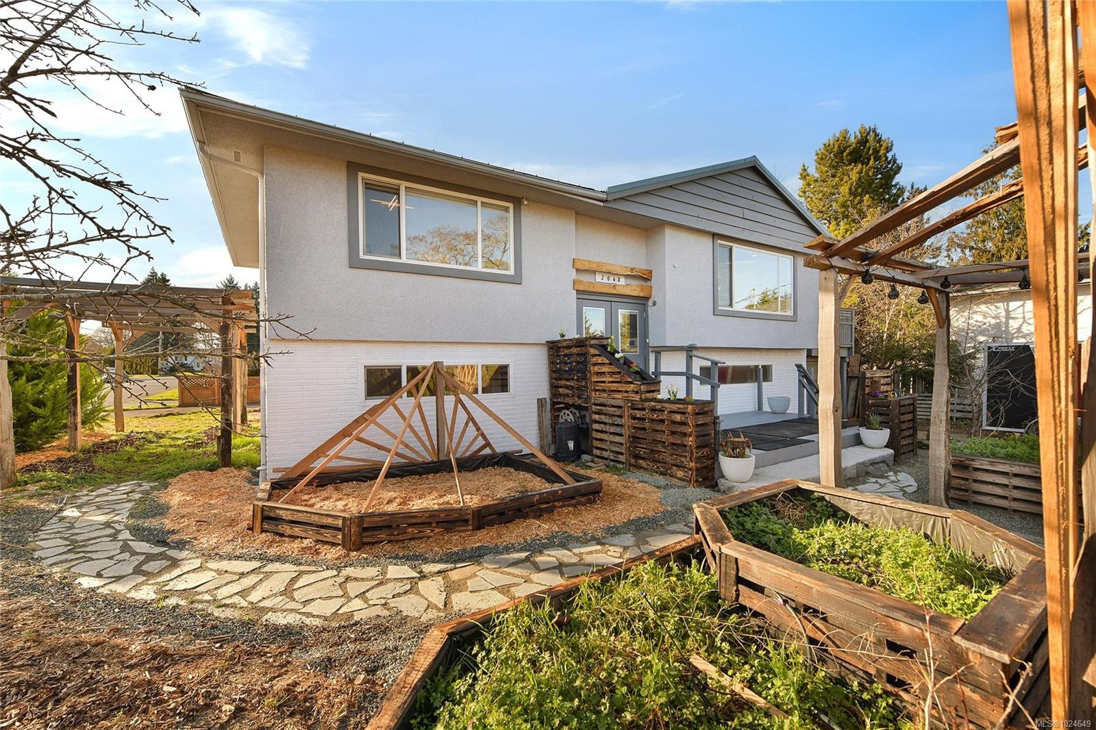 2048 Courser Dr, Sidney, BC