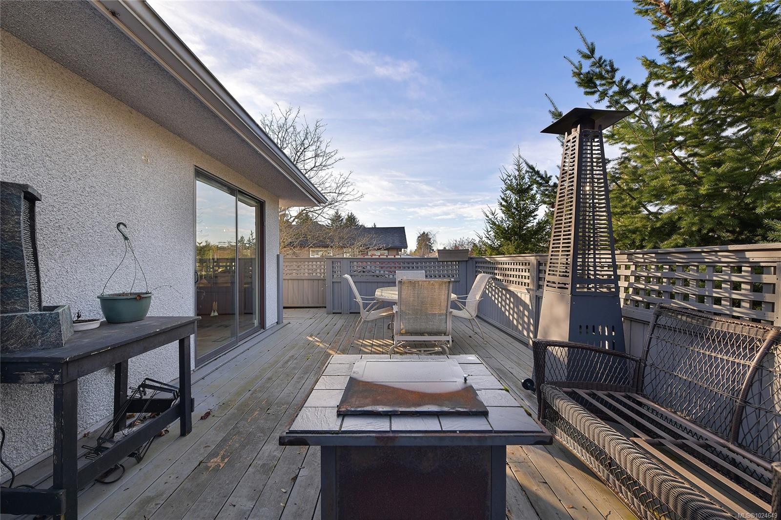 2048 Courser Dr, Sidney, BC