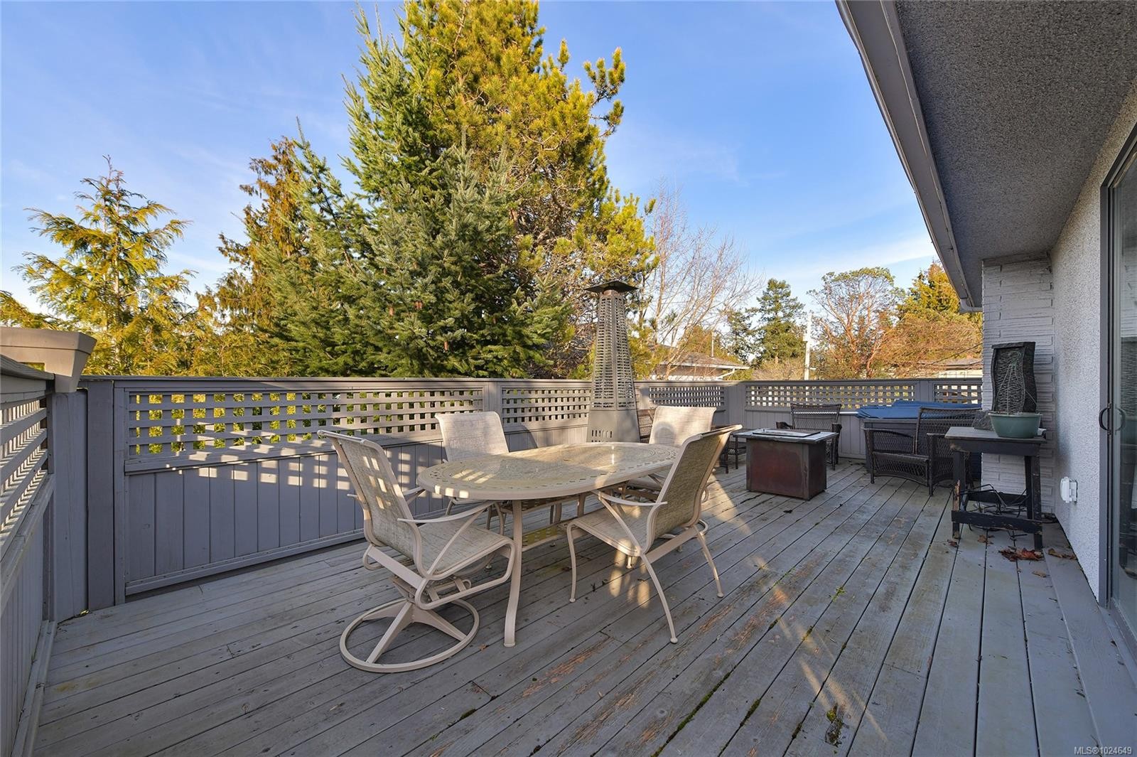 2048 Courser Dr, Sidney, BC