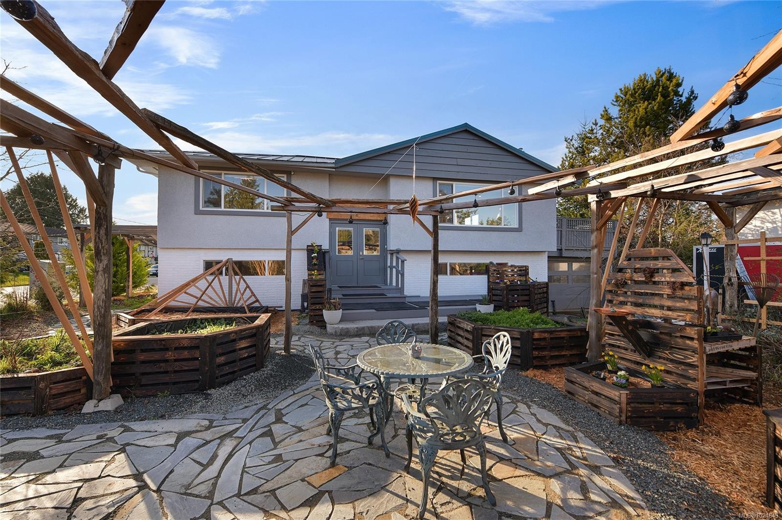 2048 Courser Dr, Sidney, BC