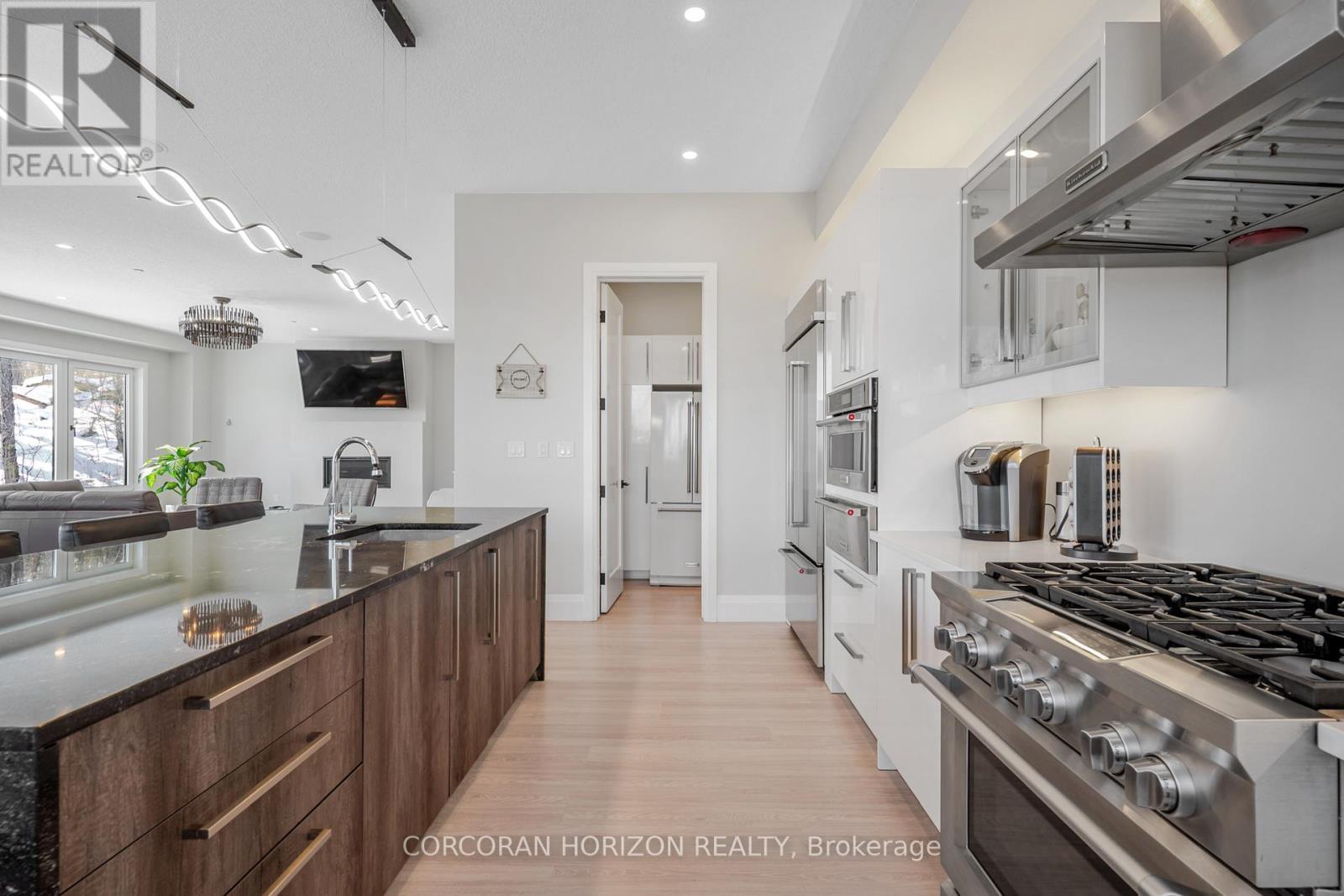 111 Grand Ridge Drive, Cambridge, ON - Indoor Photo Showing Kitchen With Upgraded Kitchen