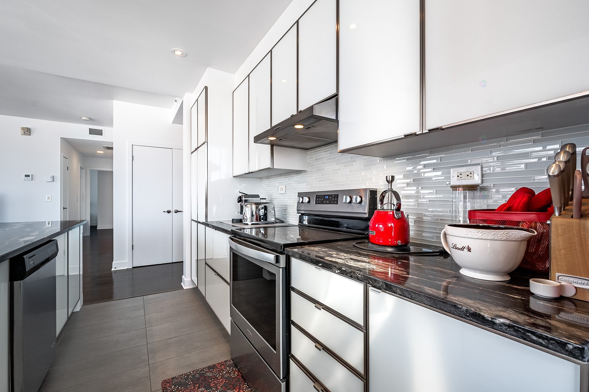 Kitchen - 802-4293 Rue Jean-Talon O., Montréal (Côte-Des-Neiges/Notre-Dame-De-Grâce), QC - Indoor Photo Showing Kitchen With Upgraded Kitchen