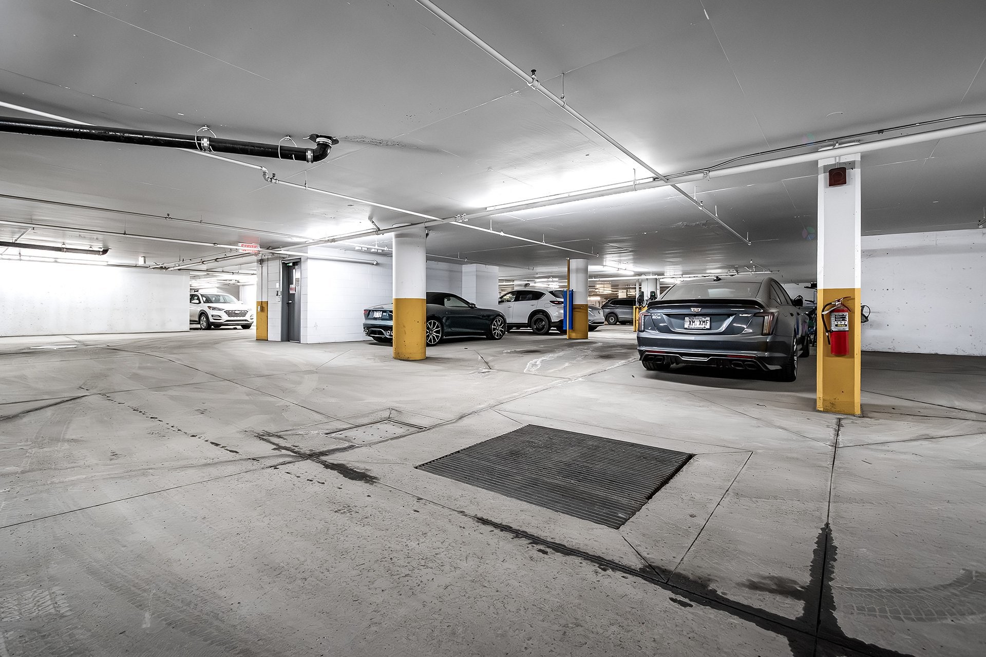 Parking - 802-4293 Rue Jean-Talon O., Montréal (Côte-Des-Neiges/Notre-Dame-De-Grâce), QC - Indoor Photo Showing Garage