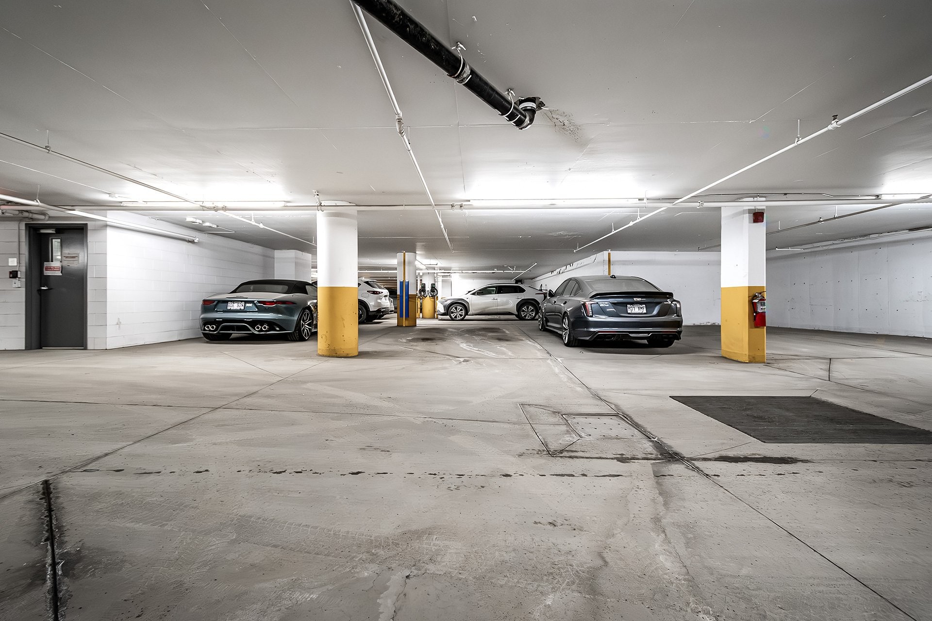 Parking - 802-4293 Rue Jean-Talon O., Montréal (Côte-Des-Neiges/Notre-Dame-De-Grâce), QC - Indoor Photo Showing Garage