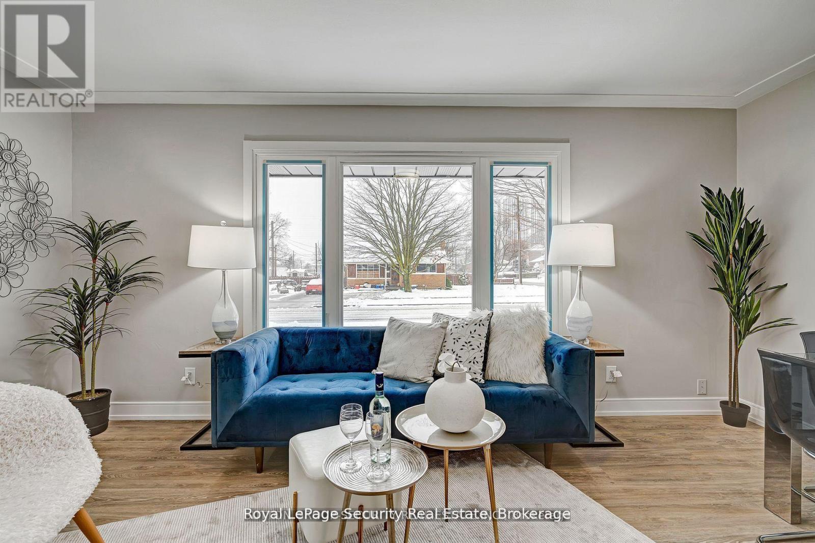 183 Sekura Street, Cambridge, ON - Indoor Photo Showing Living Room