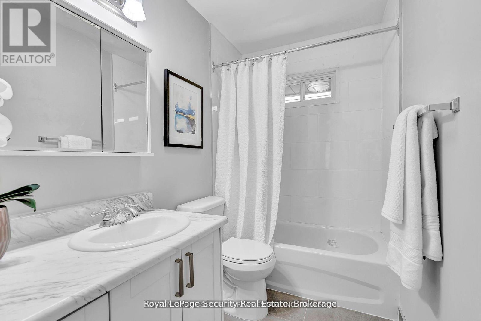 183 Sekura Street, Cambridge, ON - Indoor Photo Showing Bathroom
