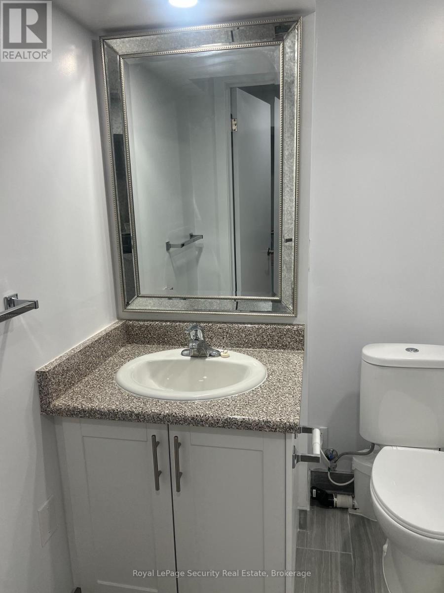 183 Sekura Street, Cambridge, ON - Indoor Photo Showing Bathroom