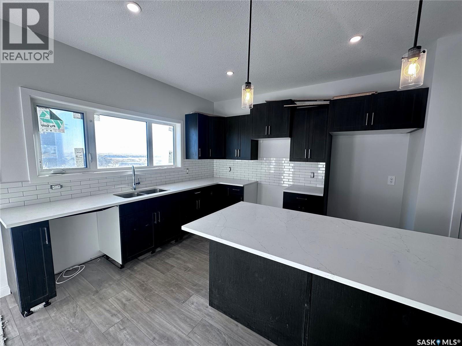 1123 Camden Gardens, White City, SK - Indoor Photo Showing Kitchen With Double Sink