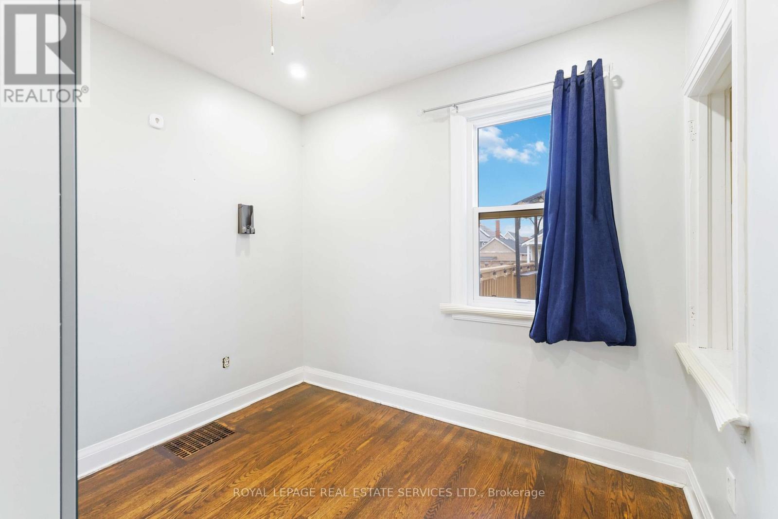 136 Ivon Avenue, Hamilton, ON - Indoor Photo Showing Other Room