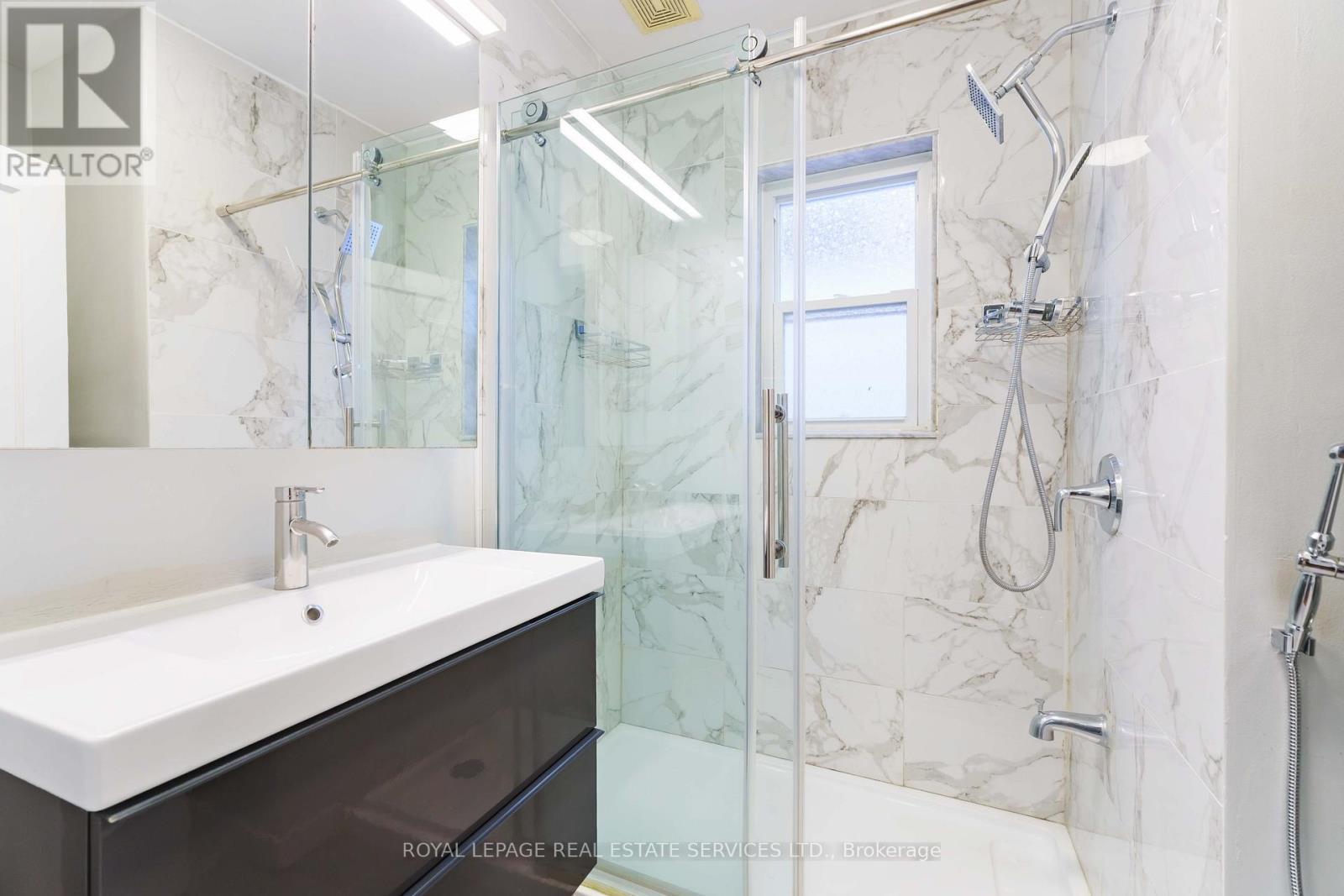 136 Ivon Avenue, Hamilton, ON - Indoor Photo Showing Bathroom