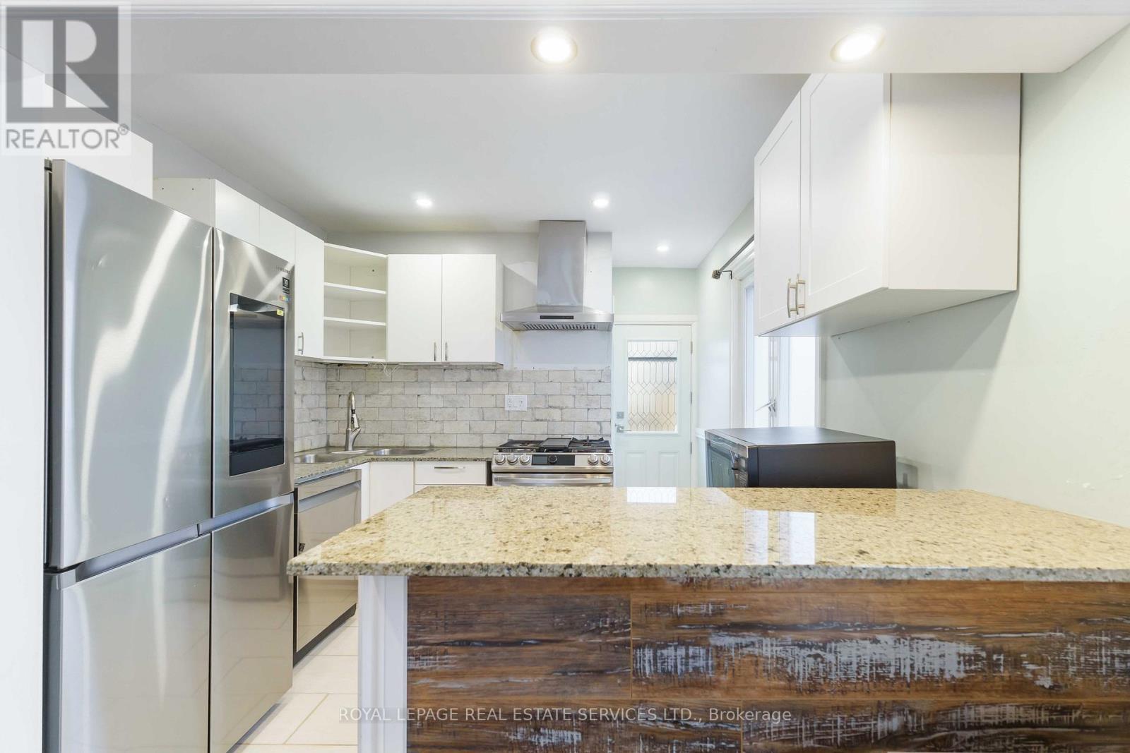 136 Ivon Avenue, Hamilton, ON - Indoor Photo Showing Kitchen With Stainless Steel Kitchen With Upgraded Kitchen
