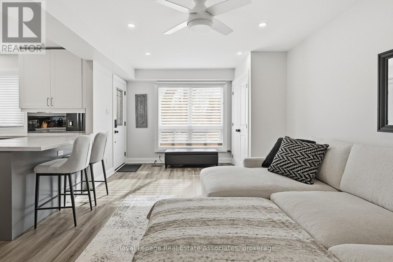 489 Timber Lane, Burlington, ON - Indoor Photo Showing Living Room