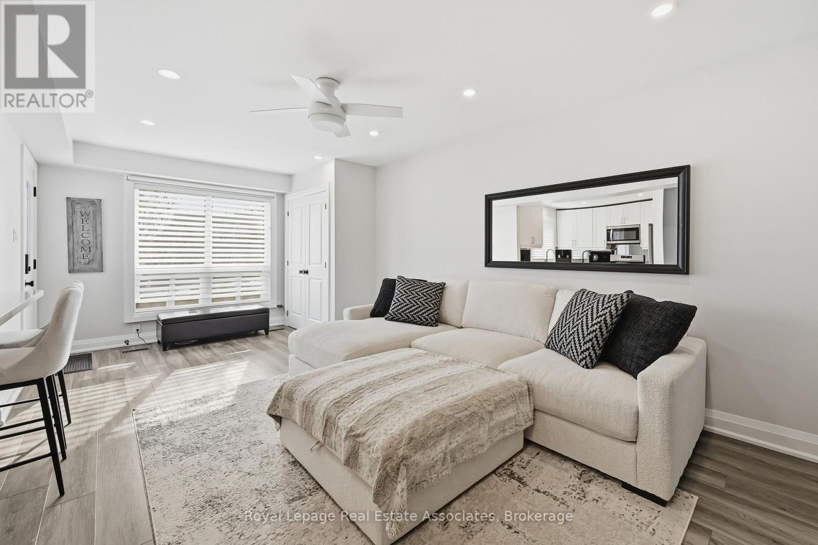 489 Timber Lane, Burlington, ON - Indoor Photo Showing Living Room
