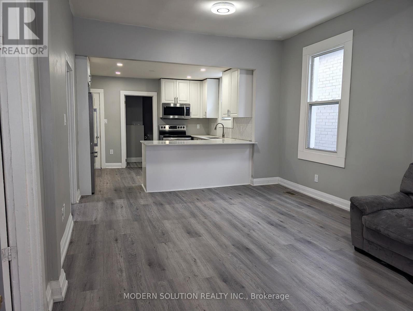 266 Beach Road, Hamilton, ON - Indoor Photo Showing Kitchen