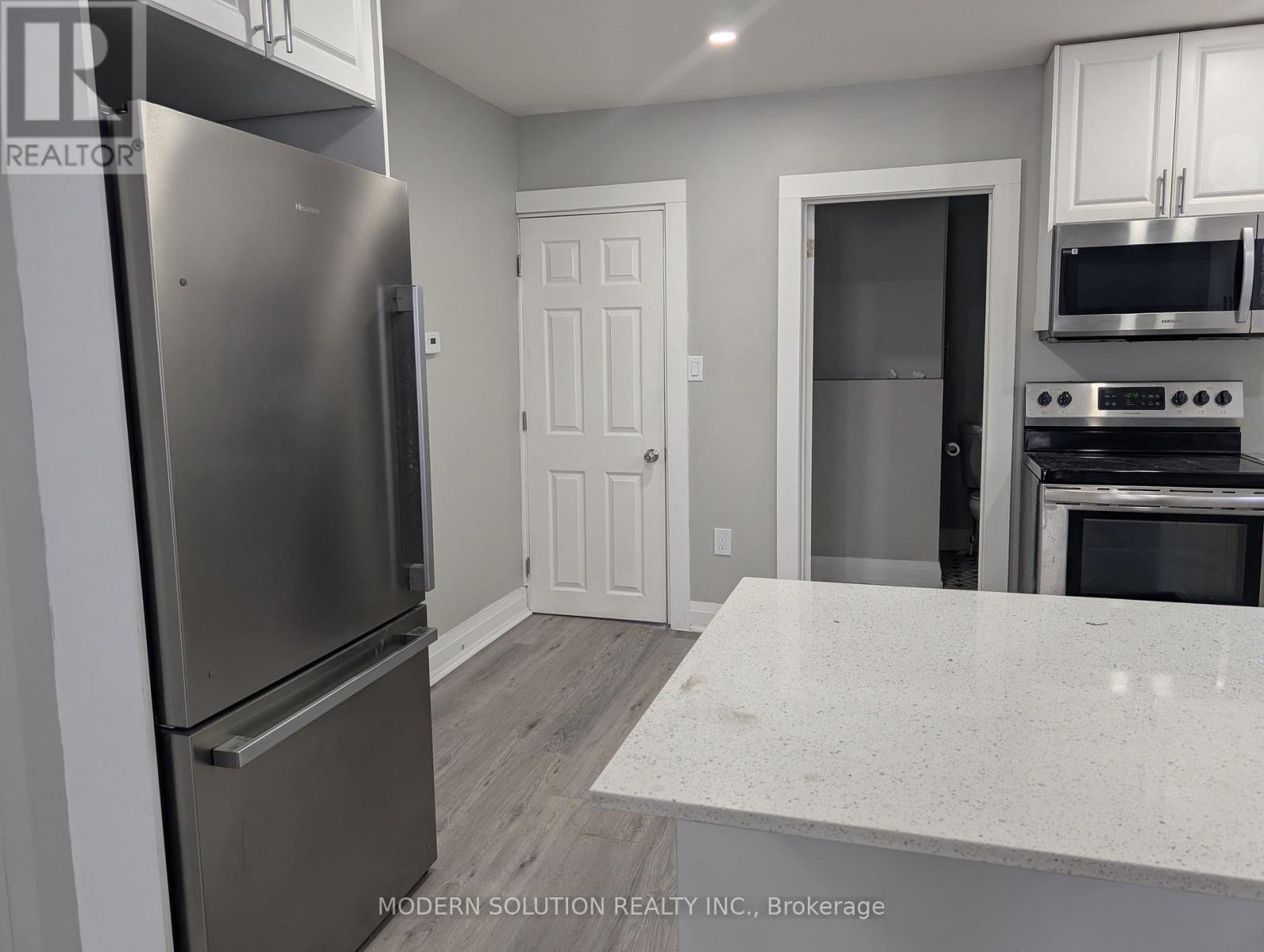266 Beach Road, Hamilton, ON - Indoor Photo Showing Kitchen With Stainless Steel Kitchen