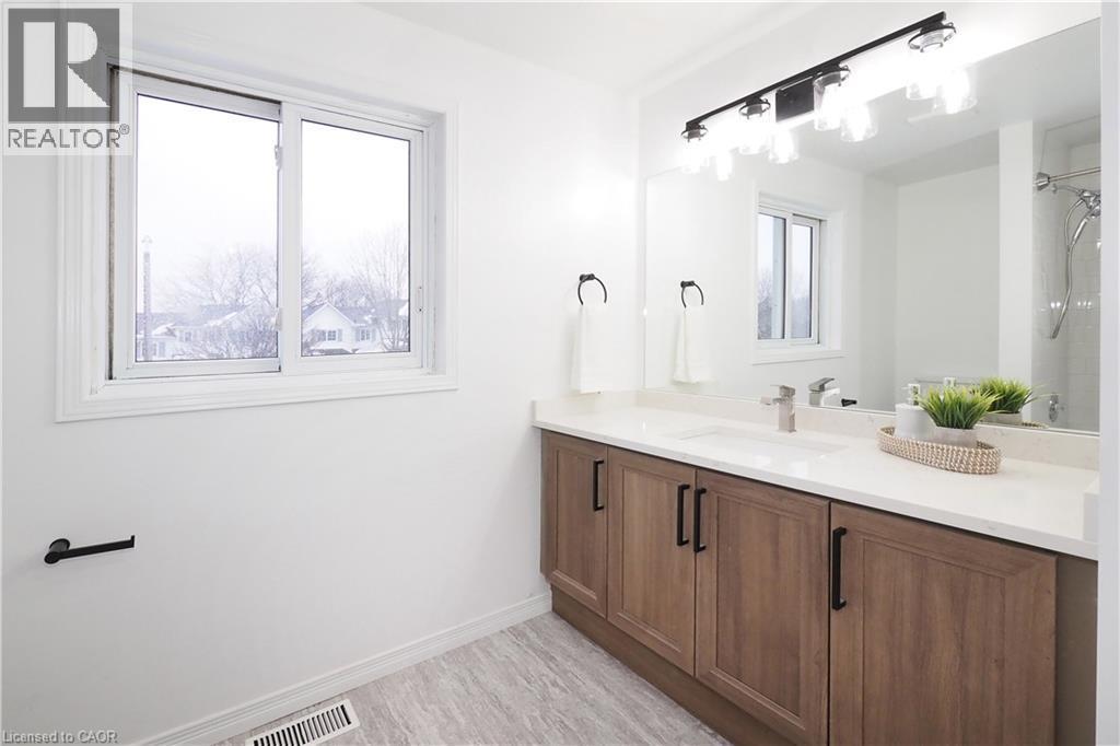 433 Exmoor Street, Waterloo, ON - Indoor Photo Showing Bathroom