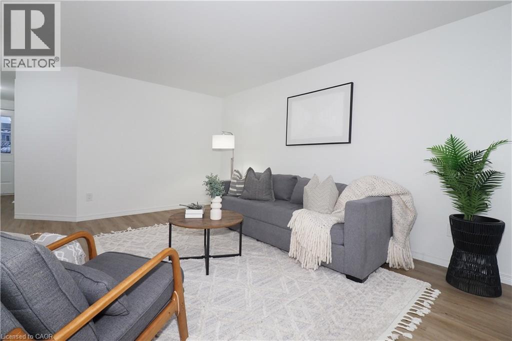 433 Exmoor Street, Waterloo, ON - Indoor Photo Showing Living Room