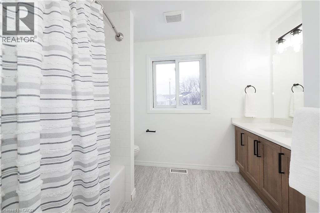 433 Exmoor Street, Waterloo, ON - Indoor Photo Showing Bathroom