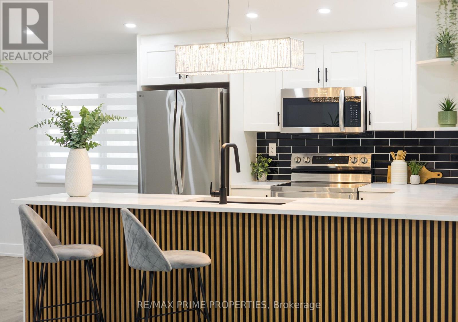 1035 Connery Avenue, Ottawa, ON - Indoor Photo Showing Kitchen With Stainless Steel Kitchen With Upgraded Kitchen