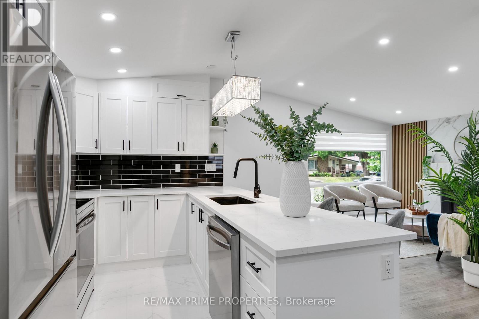 1035 Connery Avenue, Ottawa, ON - Indoor Photo Showing Kitchen With Upgraded Kitchen