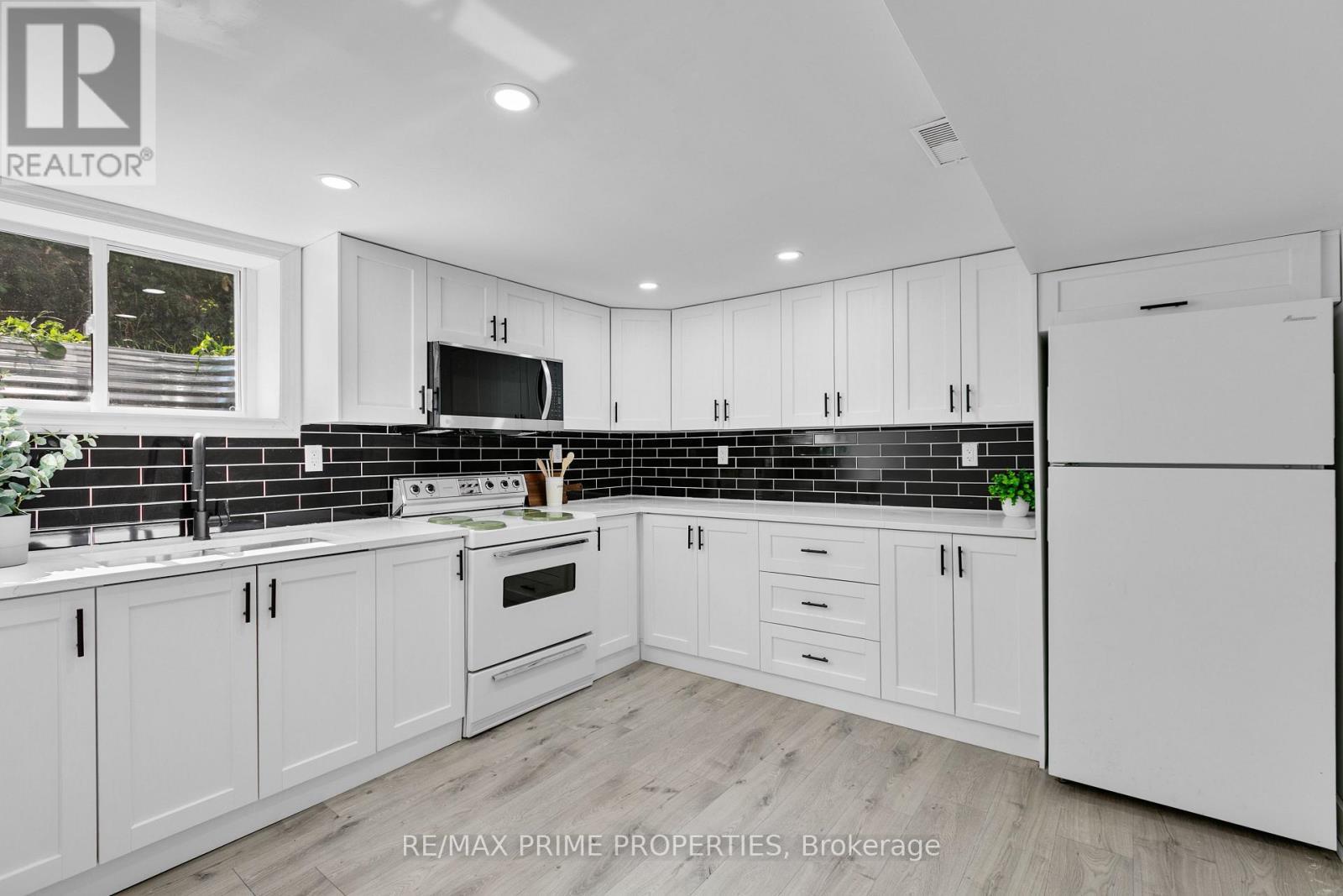 1035 Connery Avenue, Ottawa, ON - Indoor Photo Showing Kitchen