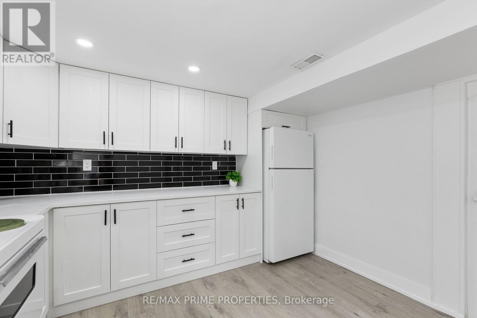 1035 Connery Avenue, Ottawa, ON - Indoor Photo Showing Kitchen