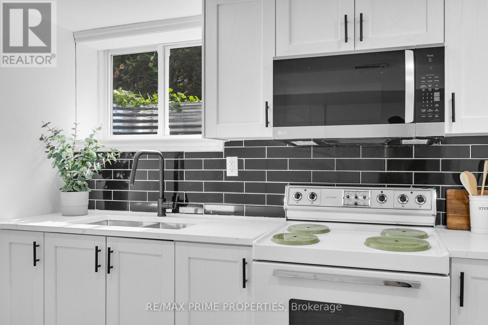 1035 Connery Avenue, Ottawa, ON - Indoor Photo Showing Kitchen