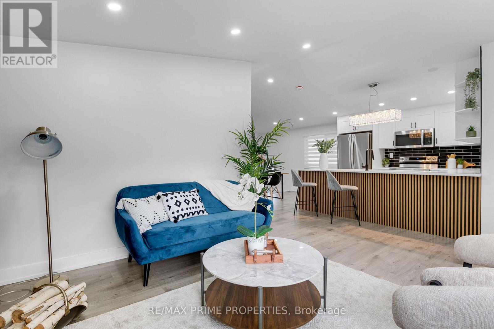 1035 Connery Avenue, Ottawa, ON - Indoor Photo Showing Living Room