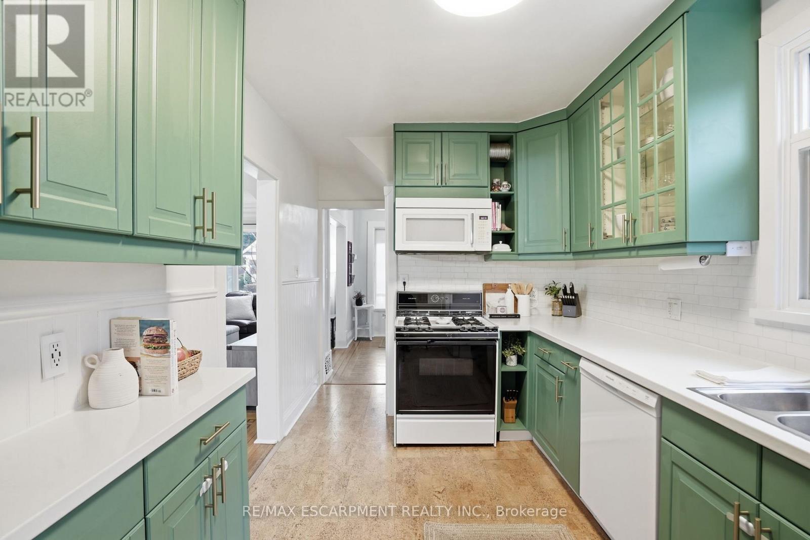 181 Grosvenor Avenue S, Hamilton, ON - Indoor Photo Showing Kitchen