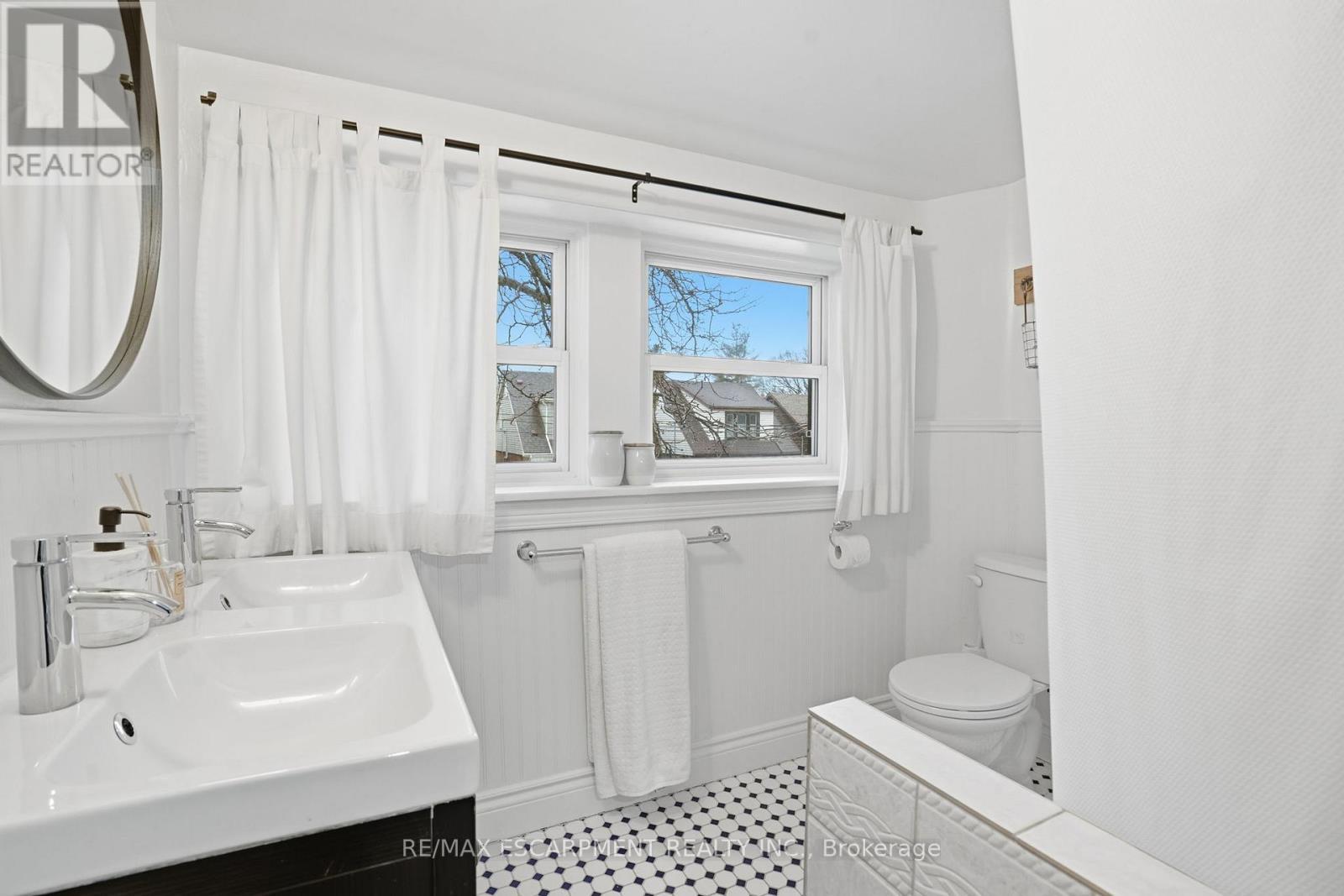 181 Grosvenor Avenue S, Hamilton, ON - Indoor Photo Showing Bathroom