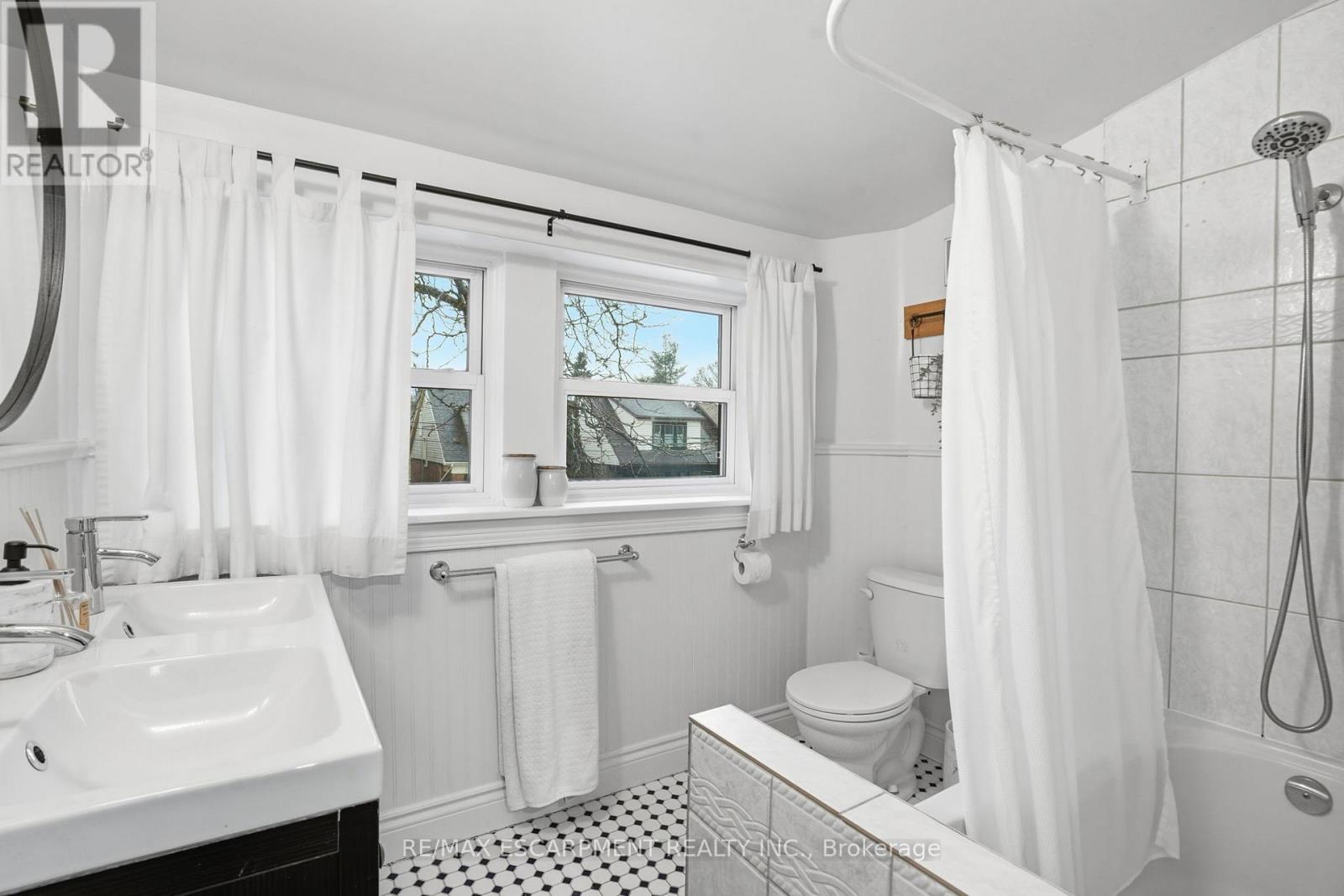 181 Grosvenor Avenue S, Hamilton, ON - Indoor Photo Showing Bathroom
