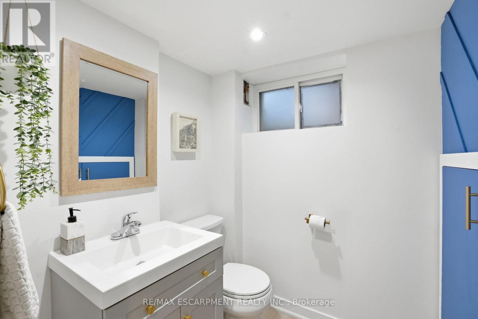 181 Grosvenor Avenue S, Hamilton, ON - Indoor Photo Showing Bathroom