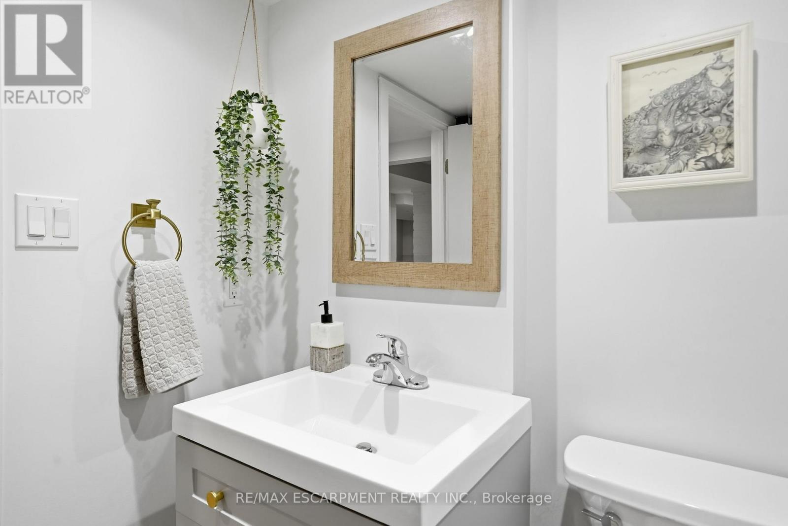 181 Grosvenor Avenue S, Hamilton, ON - Indoor Photo Showing Bathroom