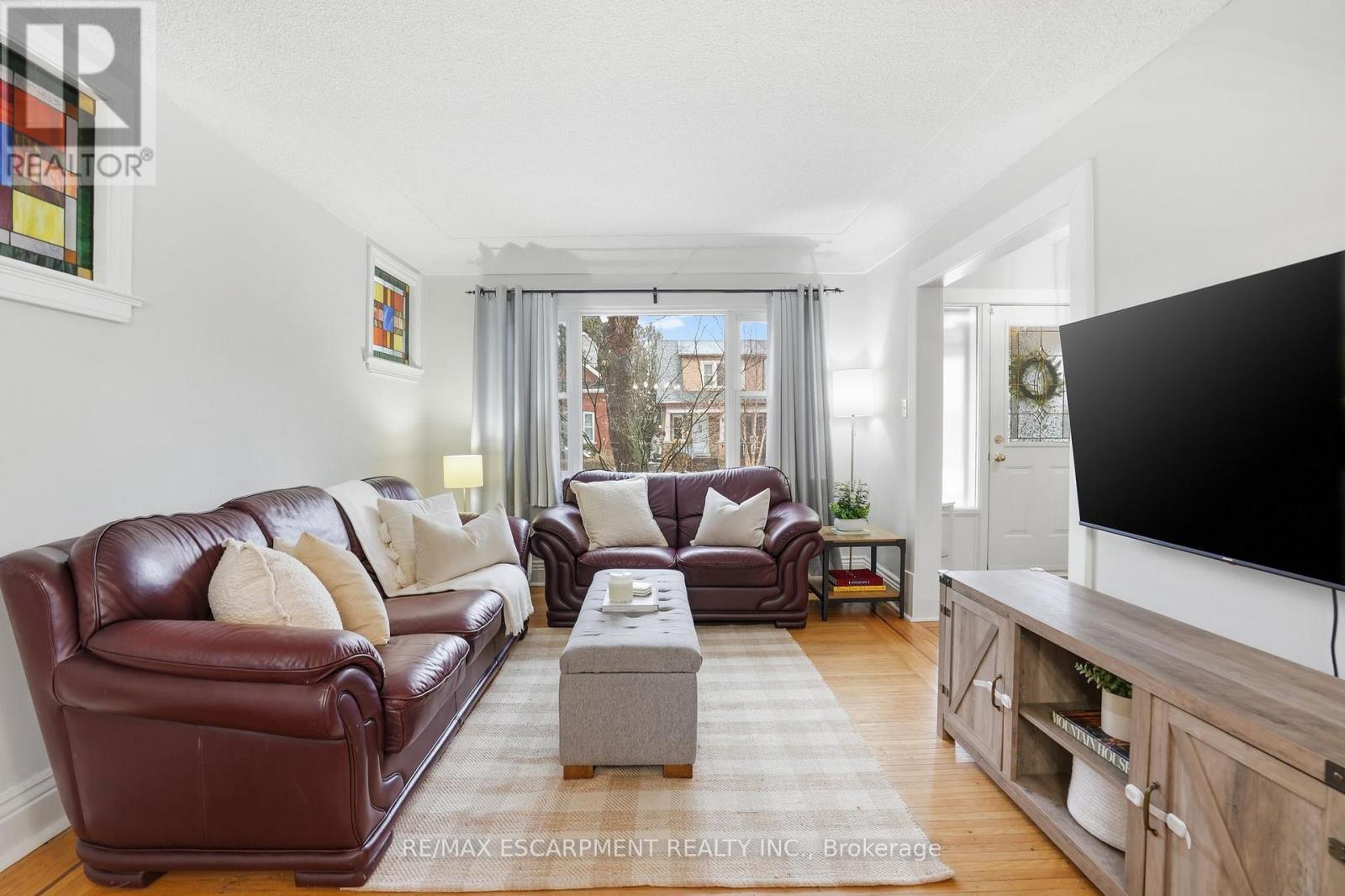 181 Grosvenor Avenue S, Hamilton, ON - Indoor Photo Showing Living Room