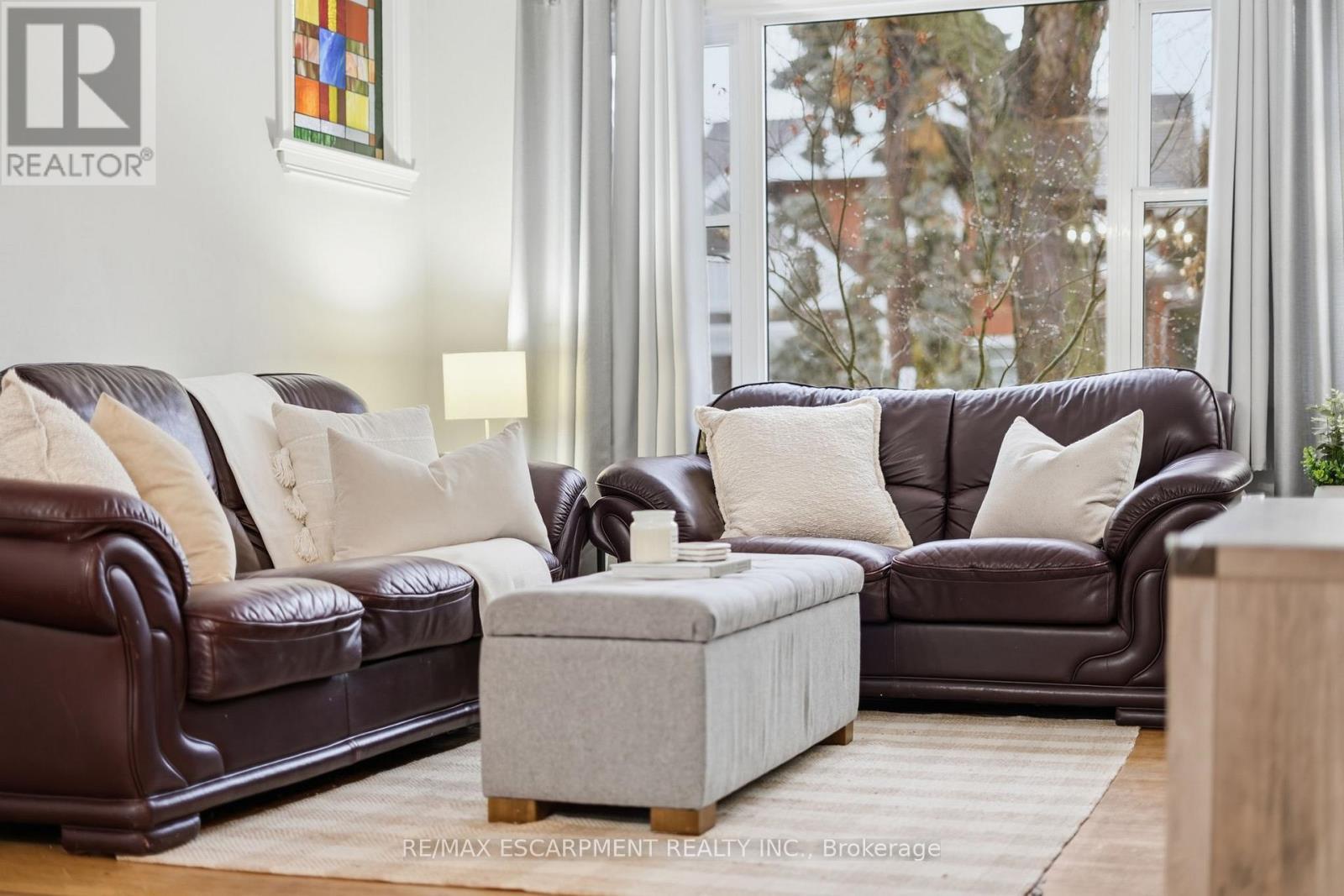 181 Grosvenor Avenue S, Hamilton, ON - Indoor Photo Showing Living Room