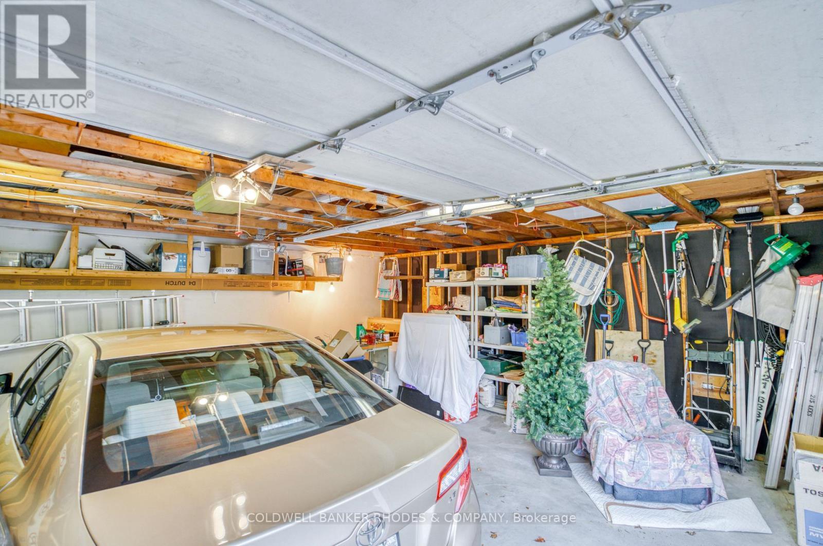 One car garage that could be converted into double - 118 Robinson Avenue, Ottawa, ON - Indoor Photo Showing Garage