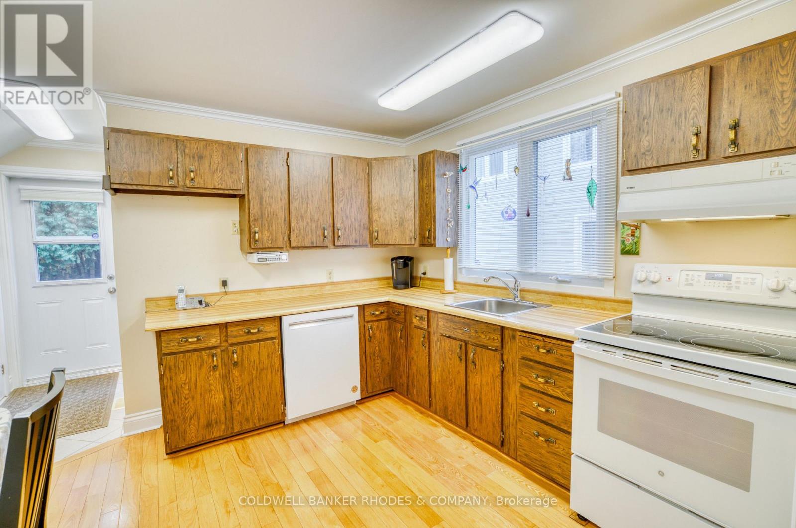 Plenty of cupboard space in the spacious kitchen. - 118 Robinson Avenue, Ottawa, ON - Indoor Photo Showing Kitchen