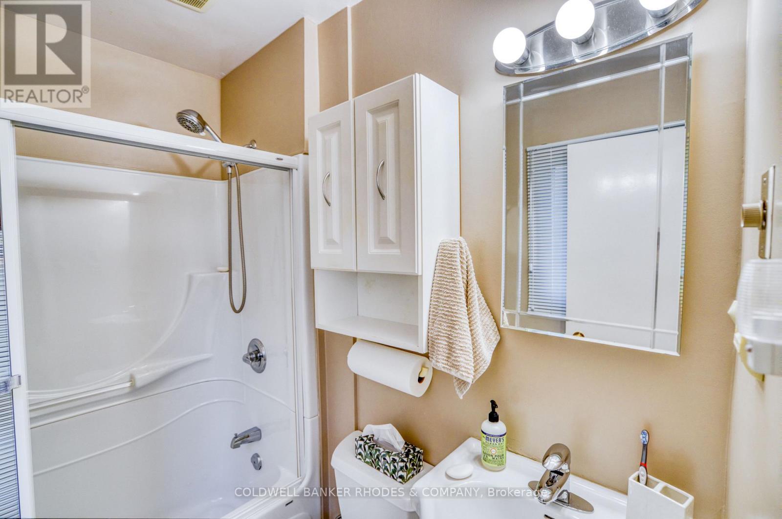 Full four piece main bathroom. - 118 Robinson Avenue, Ottawa, ON - Indoor Photo Showing Bathroom