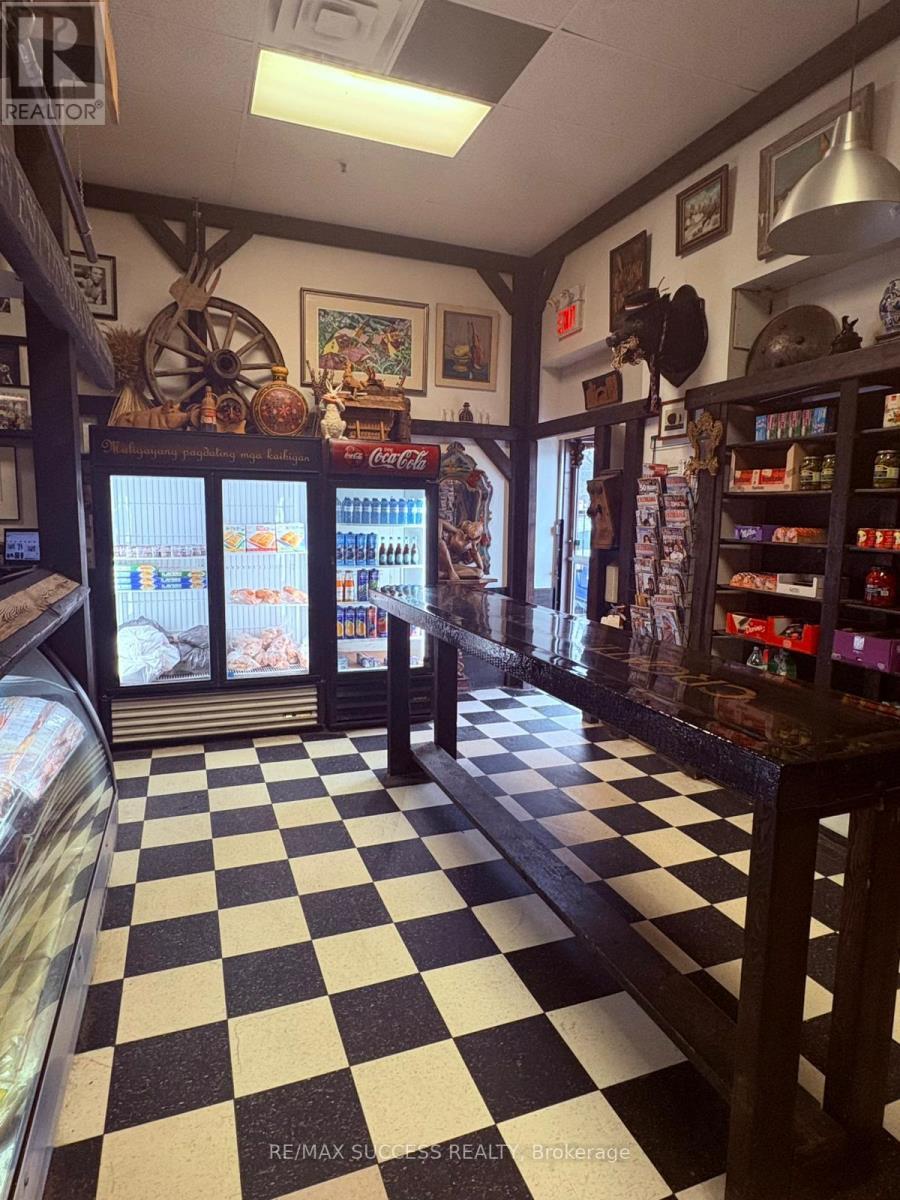 918 Dundas Street E, Mississauga, ON