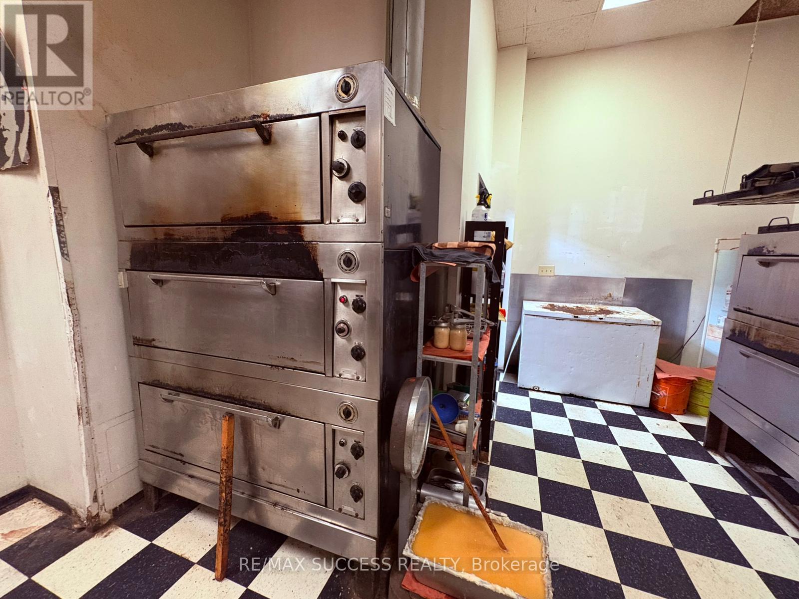 918 Dundas Street E, Mississauga, ON