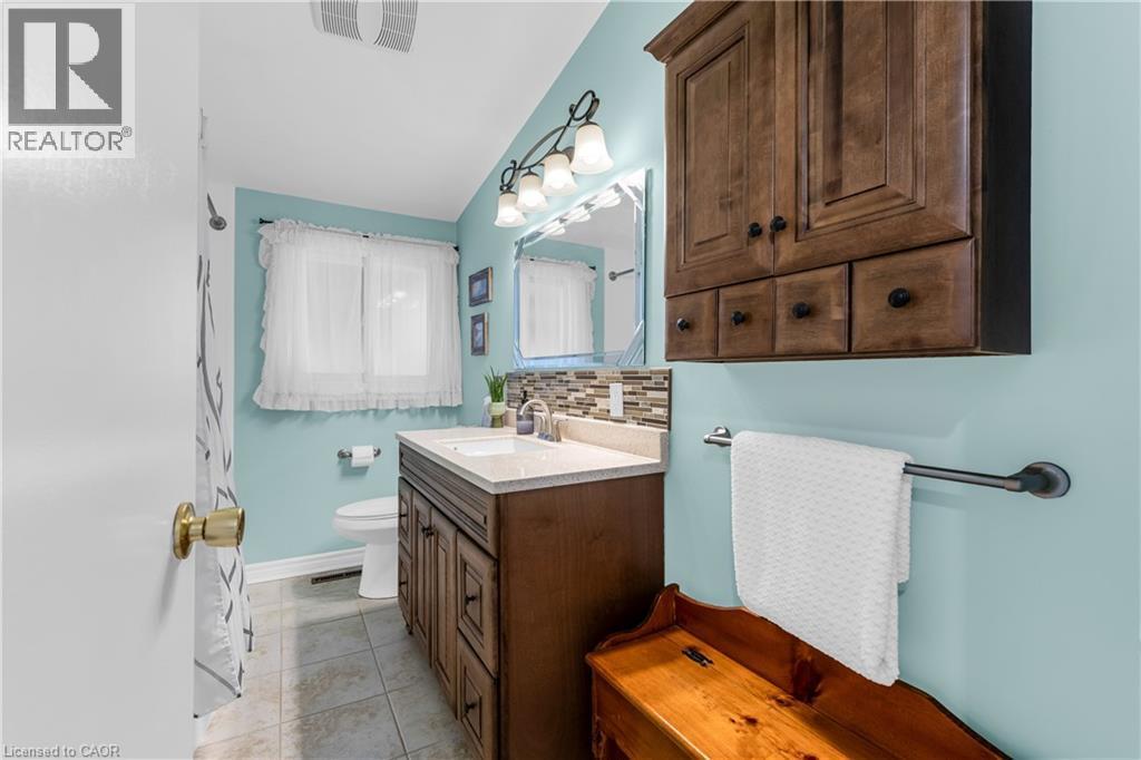 77 Lawfield Drive, Hamilton, ON - Indoor Photo Showing Bathroom