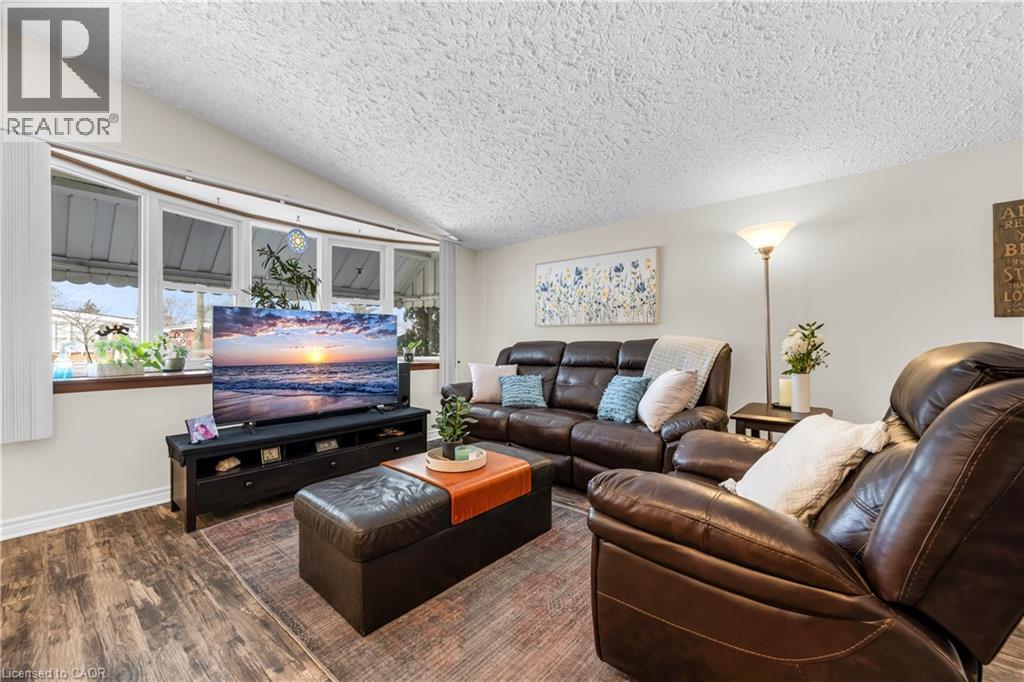 77 Lawfield Drive, Hamilton, ON - Indoor Photo Showing Living Room