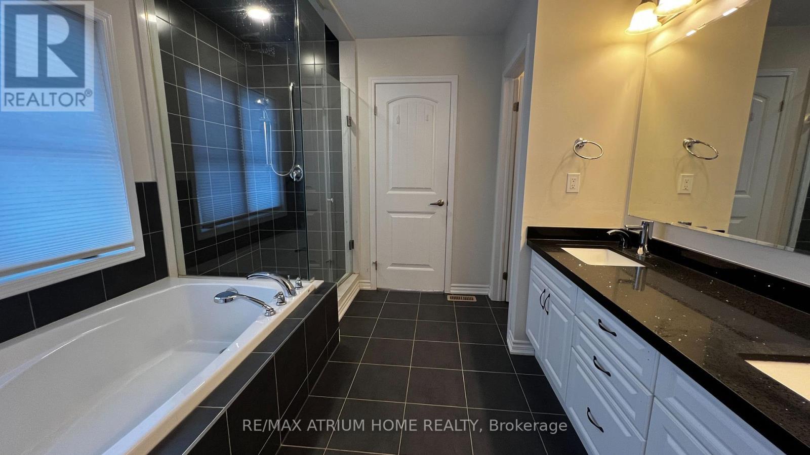 5pc Bathroom - 2 Forest Grove Lane, Kitchener, ON - Indoor Photo Showing Bathroom