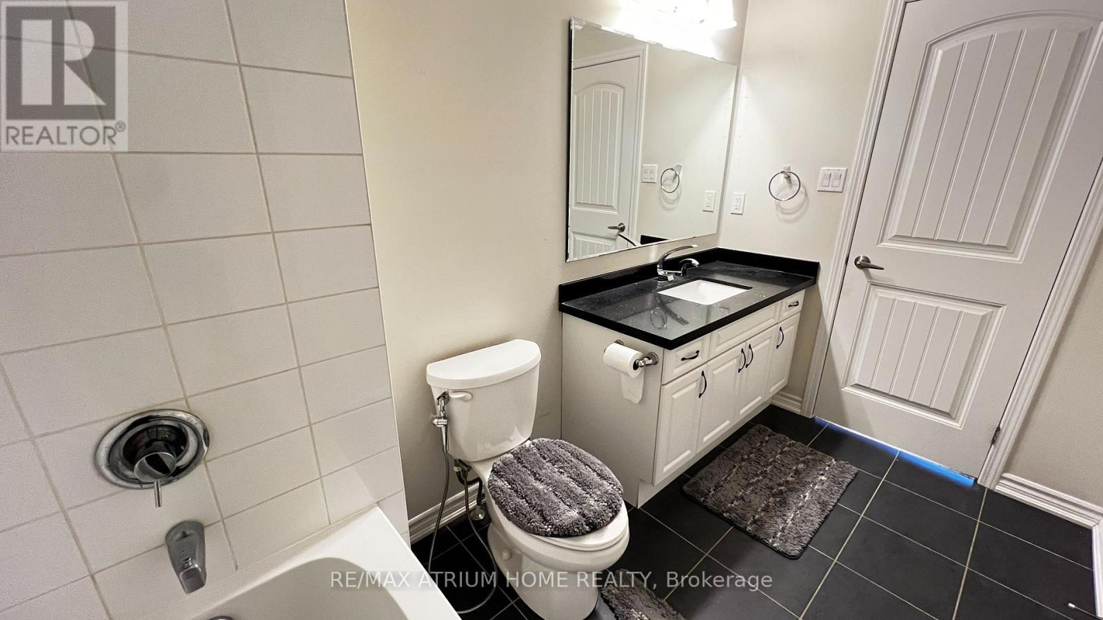 Second Bathroom (4pc) - 2 Forest Grove Lane, Kitchener, ON - Indoor Photo Showing Bathroom